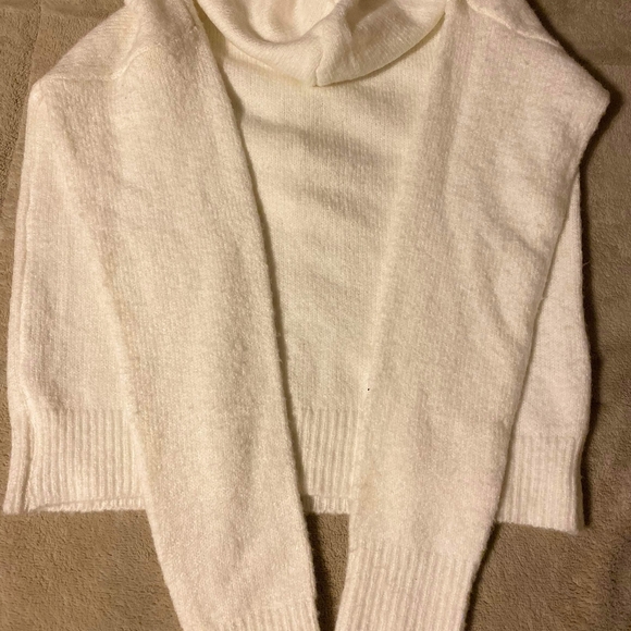 NWOT-White sweater with lacing in front - Picture 2 of 2